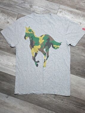 Detones | Y2K Rare Camo Pony Graphic Band Tee Shirt Sz Md